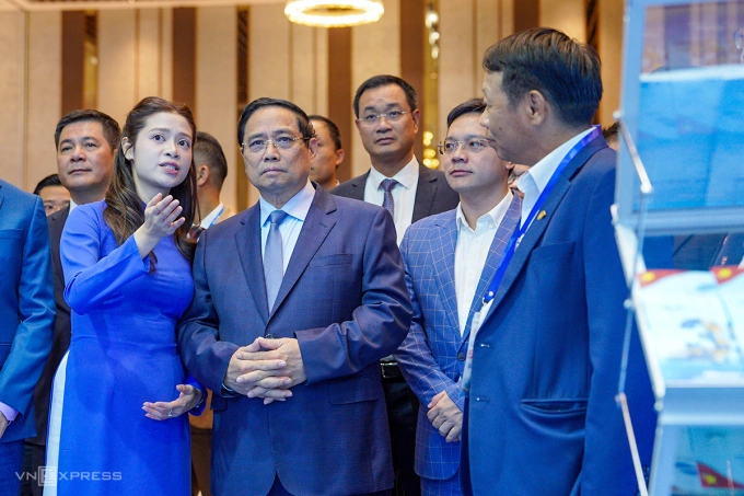 The Prime Minister, along with representatives of ministries, sectors, and local authorities, visits the exhibition booths at the forum. Photo: Nguyễn Đông.
